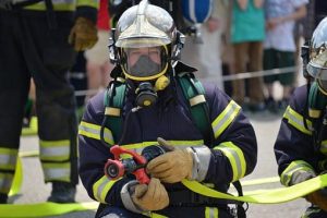 Feuerwehrmann Freiwillige Feuerwehr THW technisches Hilfswerk Versicherung Versicherungen